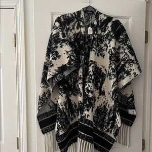NWT Karen Kane Black and White Fringe Poncho